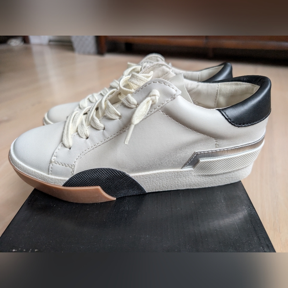 🏷️ DV Dolce Vita Helix lift sneakers in creamy white silver black 6 1/2 NIB